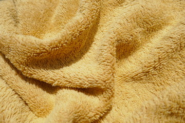 goldbrauner Hintergrund aus weichem, flauschigem Frottee oder Plüsch-Stoff
