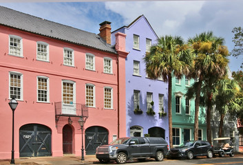 Naklejka premium Widok ulicy z rzędem kolorowych budynków w historycznym centrum miasta Charleston, Południowa Karolina, USA. Tło architektury w stylu południowym.