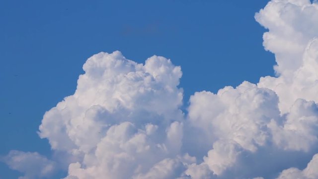 入道雲・布引風の高原（福島県・郡山市）