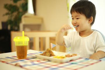 食事する男の子