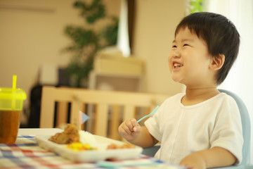 食事する男の子