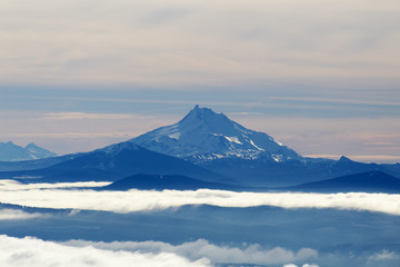 Fototapeta na wymiar Mt Jefferson rising above the clouds