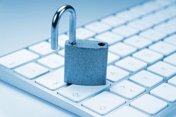 Ein Vorhängeschloss und ein Computer