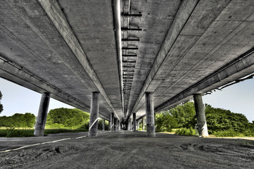 Die Unterseite einer baufälligen Spannbetonbrücke