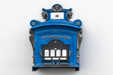 Historischer blauer Postkasten