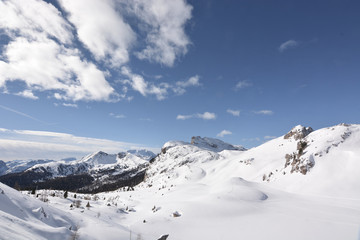Fototapeta na wymiar bellissima vista invernale dal passo valparola