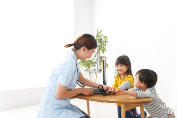 看護師と子どもたち