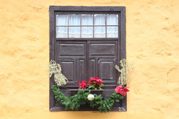 Fototapeta na wymiar Typical Spanish window with lovely Christmas decoration