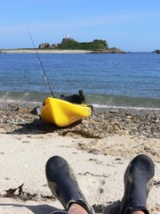 Un kayak de pêche sur le sable d'une île en Bretagne