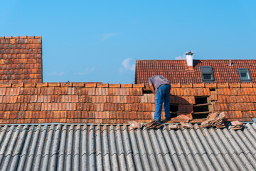 Sturmschäden am Dach reparieren, Dachdecker bei der Arbeit © Sonja Birkelbach