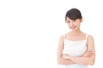 腕を組む美容女性
