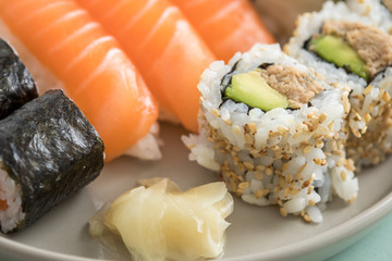 Tunfisch Avocado Inside Out California mit Lachs Nigiri und Maki auf Sushi Mix Teller Menü