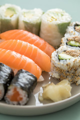 Lachs Nigiri auf Sushi Mix Teller Menü