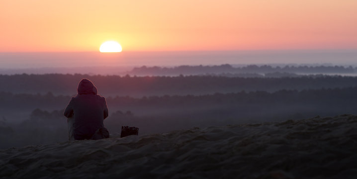 lever de soleil sur brume et foret