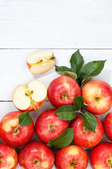 Äpfel Apfel Frucht Früchte Obst von oben Hochformat Textfreiraum Copyspace Herbst Blätter Holzbrett