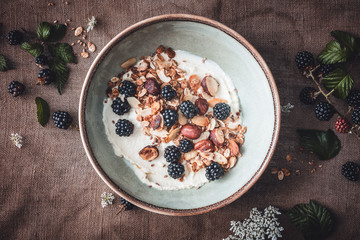 Yaourt à la Noix de Coco, Granola et Mûres pour le Petit Déjeuner