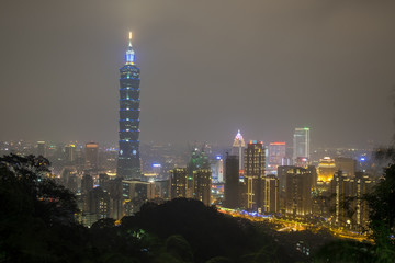 Fototapeta na wymiar The Taipei 101 and Taipei city night view