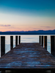 Obraz premium Jetty na jeziorze Starnberg o wschodzie słońca