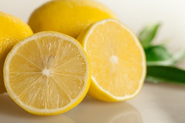 Fototapeta na wymiar Yellow fresh lemon