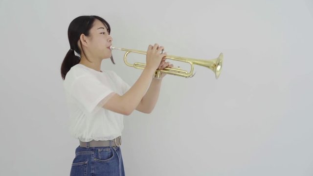 トランペットを吹く女性