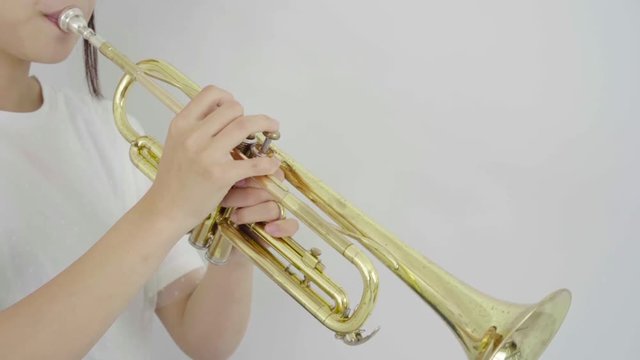 トランペットを吹く女性