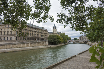 Views of the Seina river and houses of Paris.