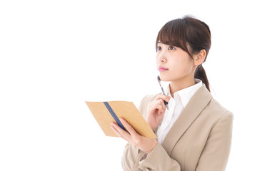 考えながら書く女性