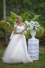Obraz na płótnie Canvas Bride and flowers vase