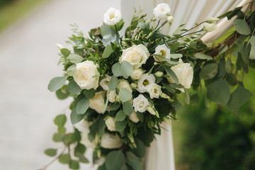 Obraz na płótnie Canvas Flowers on wedding drcor, green and white color