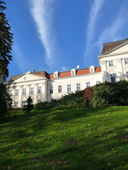 Schloss Wilhelminenberg
Grüne Wiese, blauer Himmel und das Schloss Wilhelminenberg.
