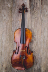 Fototapeta na wymiar violin on a table of rough boards