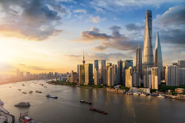 Deurstickers De moderne metropool Shanghai met de talrijke wolkenkrabbers aan de Huangpu-rivier in China © moofushi