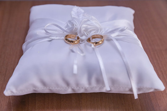 fedi nuziali su cuscino matrimoniale