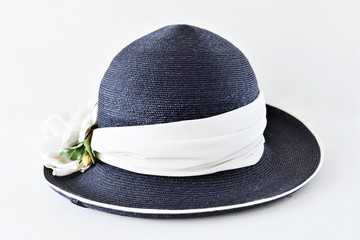 Blauer Strohhut mit weißem Seidenband