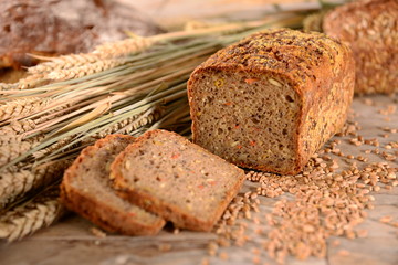 Vollkornbrot mit Getreide, angeschnitten, Brotscheiben, mit Brotlaib im Hintergrund, auf...