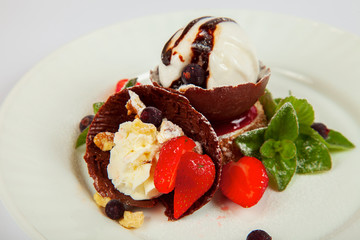  Ice cream with chocolate and strawberries