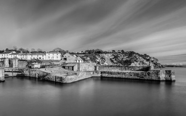 Obraz premium Tranquil Waters and sky Charlestown Harbour, Cornwall