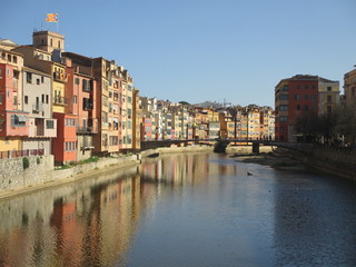 Fototapeta na wymiar Río Onyar de Girona visto desde el puente Catalunya