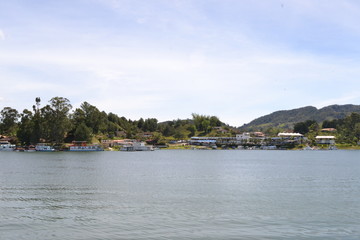 Fototapeta na wymiar agua poblado pueblo cielo azul puerto arboles barcos lanchas guadua turismo paisaje guatape colombia peñol water town village sky blue harbor trees boats boats guadua tourism landscape guatape colomb