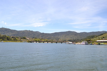 lago monta&ntilde;a paisaje mar cielo monta&ntilde;a turismo agua cielo verde azul nubes puente naturaleza  lake mountain landscape sea sky mountain tourism water sky green blue clouds bridge nature