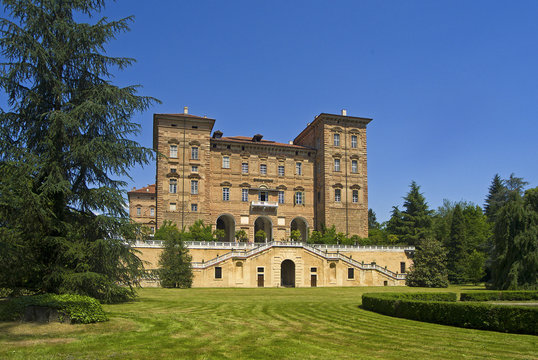 Castello Ducale di Agli&egrave; visto dal parco