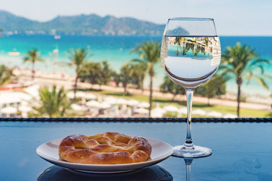 Glas , Ensaimada und Meeresblick