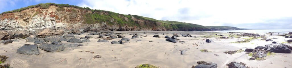 Fototapeta na wymiar Panoramic Cornish beach and cliff