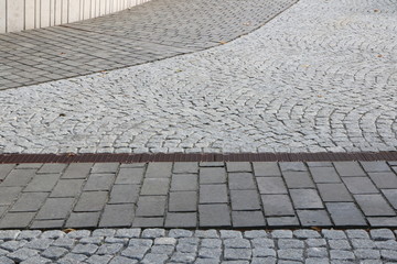 Gehwege in der Stadt, durch unterschiedliche Pflastersteine gekennzeichnet