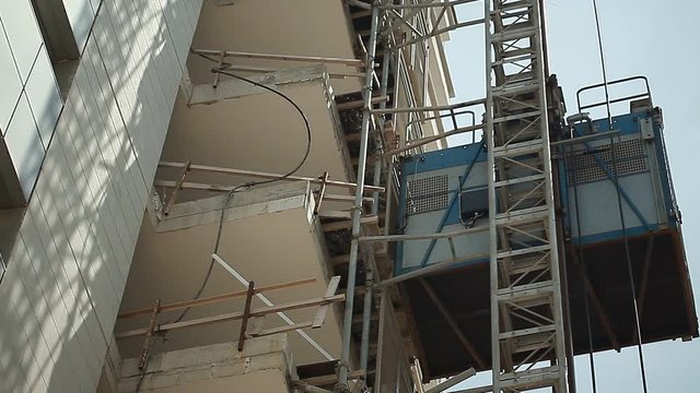 lifting elevator lifts the load on the construction site of a multistory building