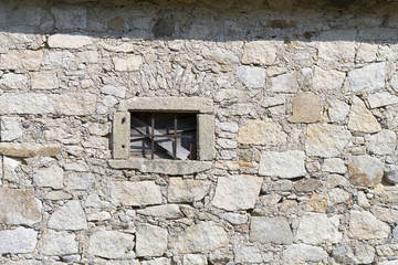 Natursteinmauer mit Fenster