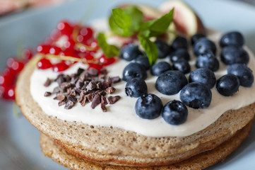 Blaubeerpfannenkuchen mit Joghurt und frischen Beeren