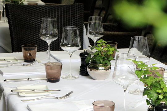 Garden Restaurant, Table Setting, Gastronomie, Restaurant, Gastgarten, eingedeckte Tische auf einer Restaurant-Terrasse