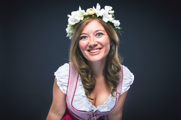 Hübsche Frau im bayerischen Dirndl 