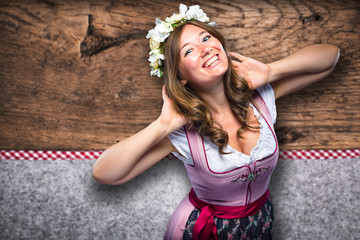 Hübsche Frau im bayerischen Dirndl 